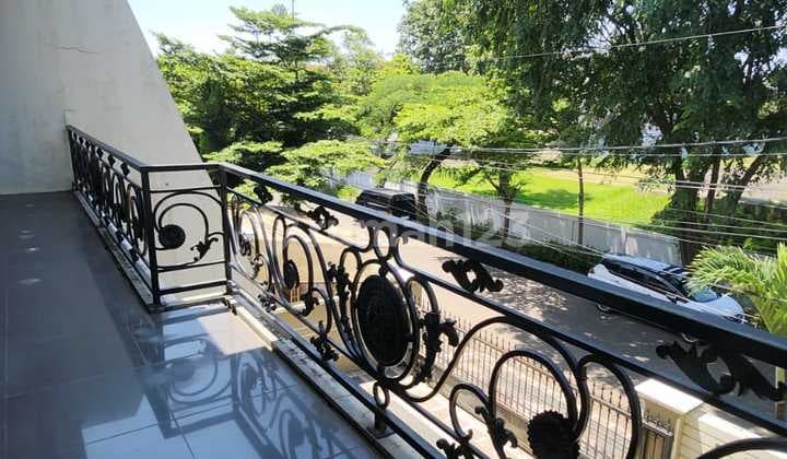 Dijual Cepat!!! Rumah Mewah Modern, Bagus, Semi Furnished, Rapi Siap Huni. Row Jalan 3 Mobil.