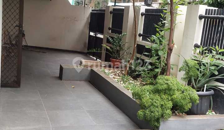 Jual Cepat, Jarang Ada!! Rumah Hoek Bagus Rapi, Terenovasi, Full Furnished Siap Huni. Bebas Banjir