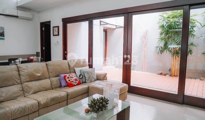 Dijual Rumah Rapi Cantik Modern Minimalis 2 Lantai di Villa Permata Gading. Hadap Selatan