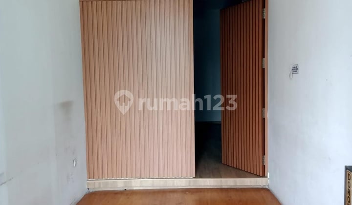 Sewa Cepat Ruko 4 Lantai Rapi, Modern Minimalis, Unfurnished, Siap Pakai. Lokasi Strategis