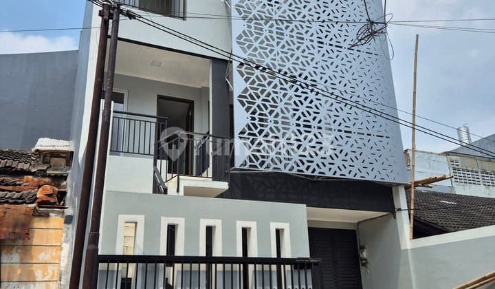 Jual Cepat Jarang Ada!! Investasi Bagus!! Rumah di Gading Nias Baru Renovasi 3.5 Lantai. Bebas Banjir.