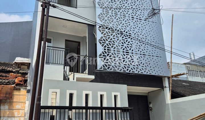 Jual Cepat Jarang Ada!! Investasi Bagus!! Rumah di Gading Nias Baru Renovasi 3.5 Lantai. Bebas Banjir.