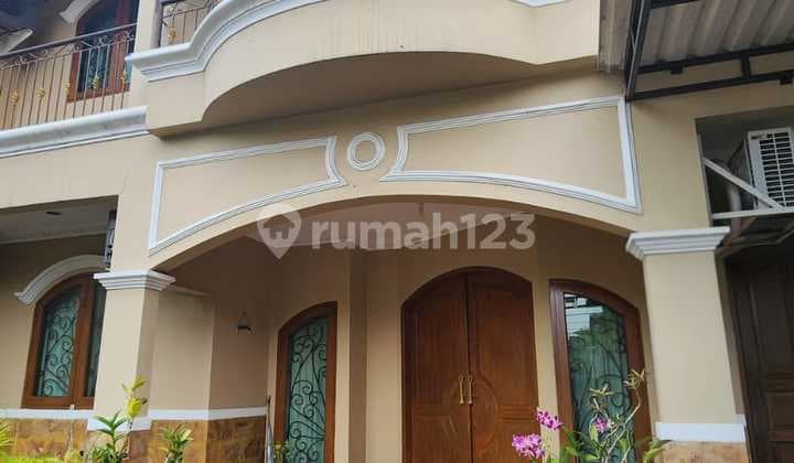 Jual Rumah Rapi 2 Lantai, Sudah Renovasi. Semi Furnished, Siap Huni. Bebas Banjir