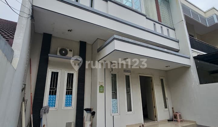 Rumah Cantik 2 Lantai, Siap Huni, Baru Renov. Rumah Bagus SHM di Kelapa Gading