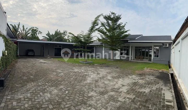 A House With A Large Yard Can Be Used For Office/Residential