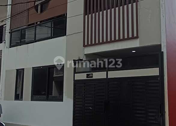 Rumah Cantik dan Terawat Siap Huni Akses Jalan 2 Mobil.duren Sawit Jakarta Timur