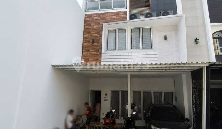 Ready-to-Occupy 3-Story Semi-Furnished House Near Al Azhar and Rawamangun Toll Road