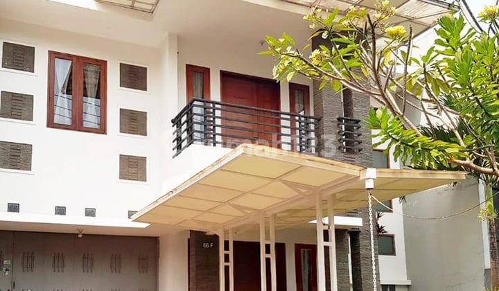 Rumah Tinggal Taman Luas dekat Exit Tol Pasteur, Kota Bandung