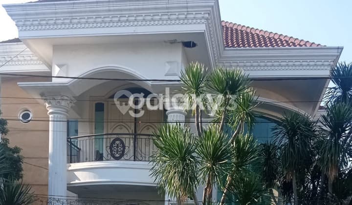 Rumah Mewah Bergaya Klasik Di Lokasi Elit Sidoarjo