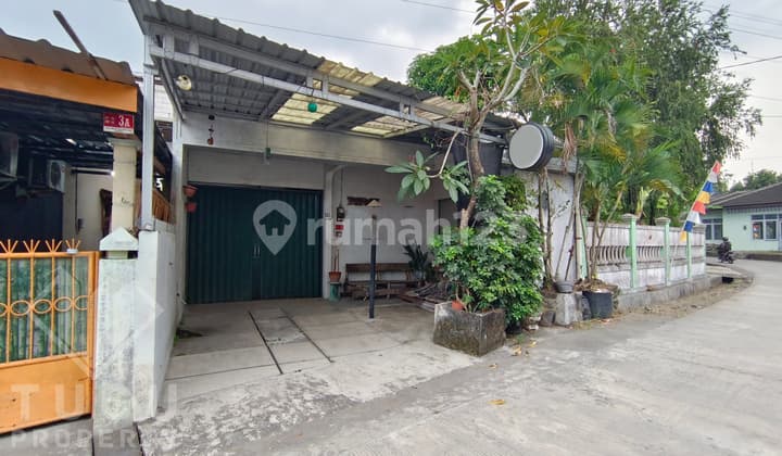 House for Sale on Jakal Street, Yogyakarta, near Kolombo Market, Superindo Jakal, Gadjah Mada University (UGM), PLN Jakal, Al-Azhar and YIS Schools, Sardjito Hospital