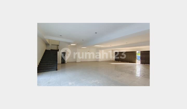 Ruang Usaha 3 lantai Disewakan Jalan Magelang Jogja, lebar Depan 10,5 meter, Parkir Luas di depan dan di belakang, dekat Jogja City Mall JCM, Kampus UGM dan MMTC, RS Sardjito, Terminal Jombor, Borobudur Plaza