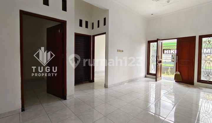 Rumah 6 Kamar Tidur Disewakan Area Jakal-Palagan Jogja, Pinggir Jalan Besar, Cocok untuk Kantor, dekat Kampus STIM YKPN, Hotel Hyatt, Gereja Banteng, Masjid Suciatii, Sekolah Al-Azhar dan YIS
