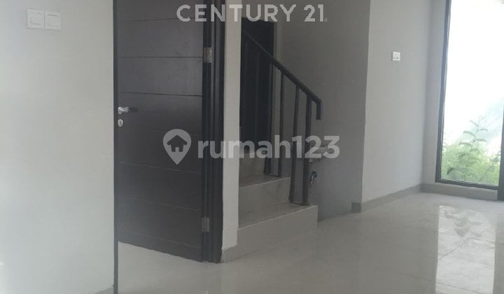 Rumah Asri 2 Lantai Di Cosmo Lippo Cikarang
