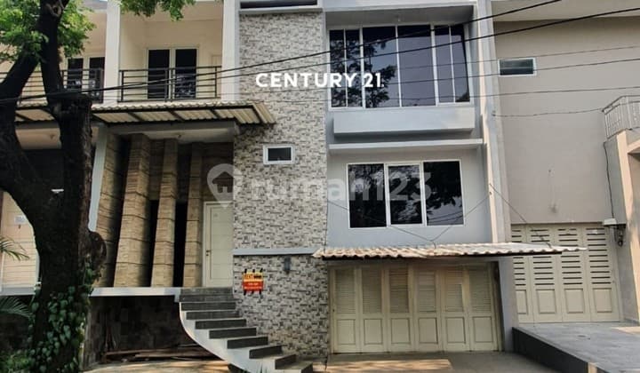 Rumah 3 Lantai Siap Huni di Lippo Cikarang