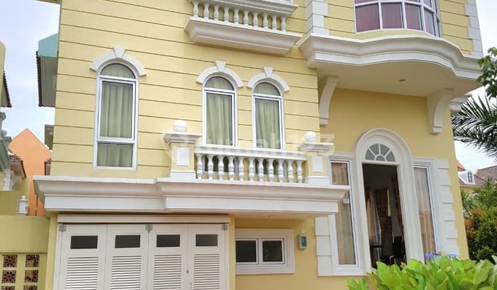 Rumah Hook Hadap Selatan Semi Furnished 4 ac di Gading Serpong