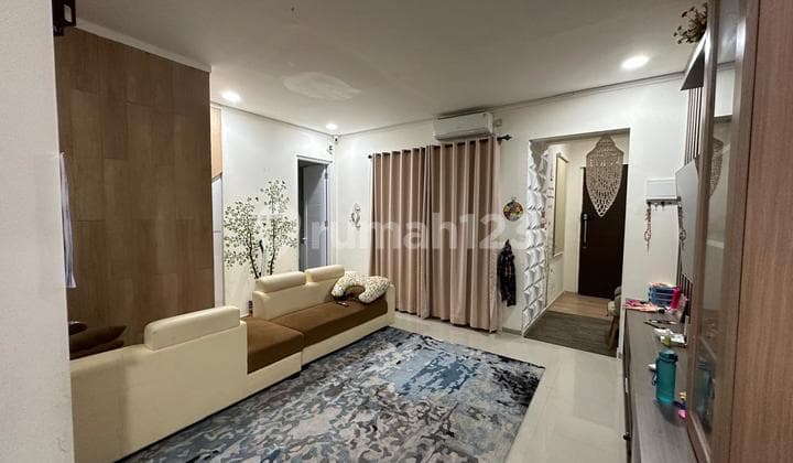 Rumah Furnished Rapih 2 Lantai Hadap Selatan di Graha Raya
