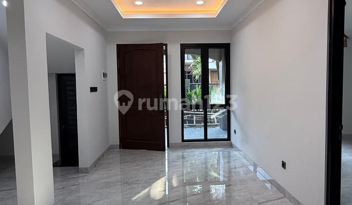 Rumah Bangunan 2 Lantai Row Jalan Besar dengan Rooftop di BSD