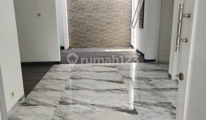 Rumah Full Renovasi SHM Semi Furnished Sewa 2 Tahun di Bintaro