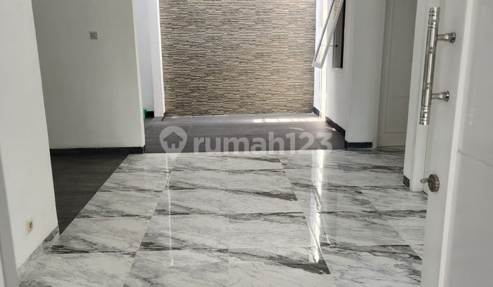 Rumah Full Renovasi SHM Semi Furnished Sewa 2 Tahun di Bintaro