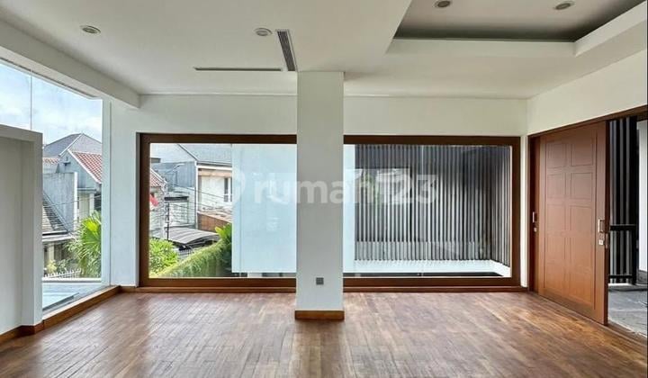 Rumah 2 Lantai dengan Lift dan Private Pool di Pondok Indah