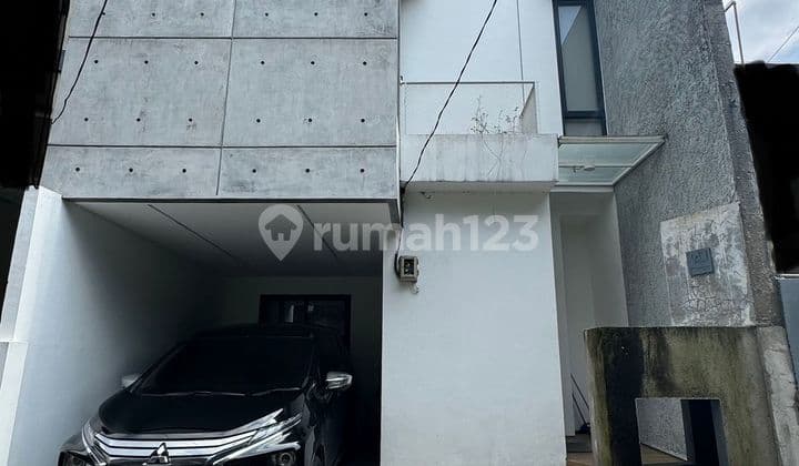 Rumah Bangunan 2 Lantai Legalitas SHM Semi Furnish di Graha Raya