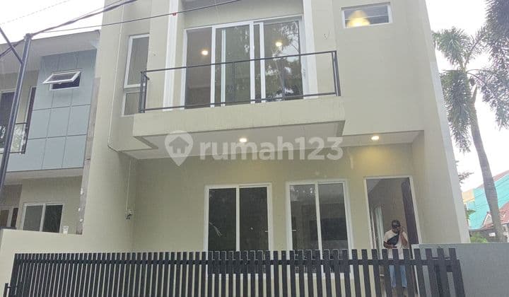 Rumah SHM 2 Lantai Unfurnish Lokasi Strategis di Villa Melati Mas
