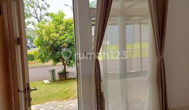 Rumah Hadap Timur Unfurnished 2 Lantai Depan Taman di BSD Tangsel