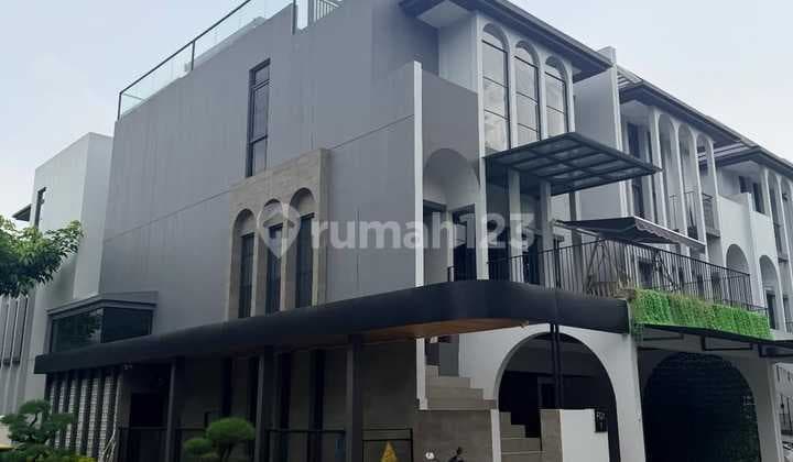 Rumah Furnished 3 Lantai Rapih Siap Huni di Dalam Cluster BSD