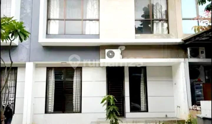 Beautiful House, Strategic Location in Graha Raya