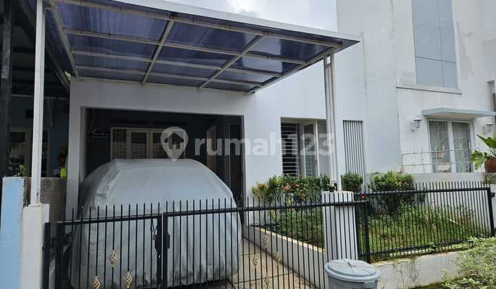 Rumah Bangunan 2 Lantai dan 2 Kamar Jalanan Depan Luas di Bintaro