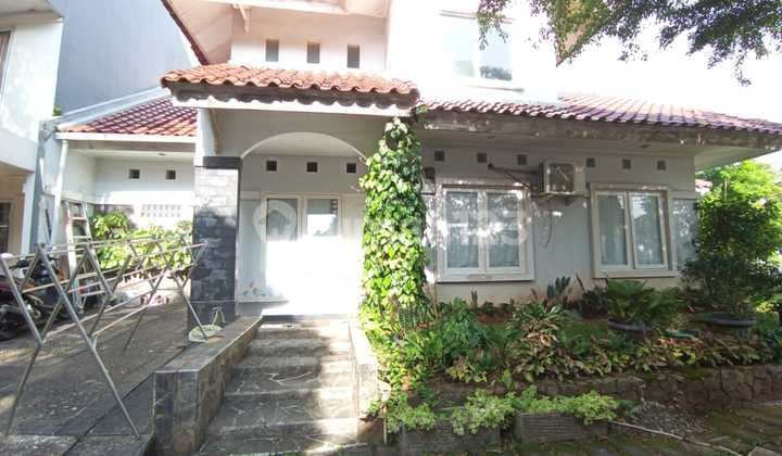 Rumah dengan Gudang dan Taman Posisi Hook di Bintaro, Tangsel