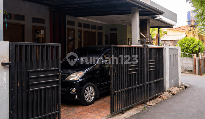 6 Bedroom House + Business Space - Beji, Depok City