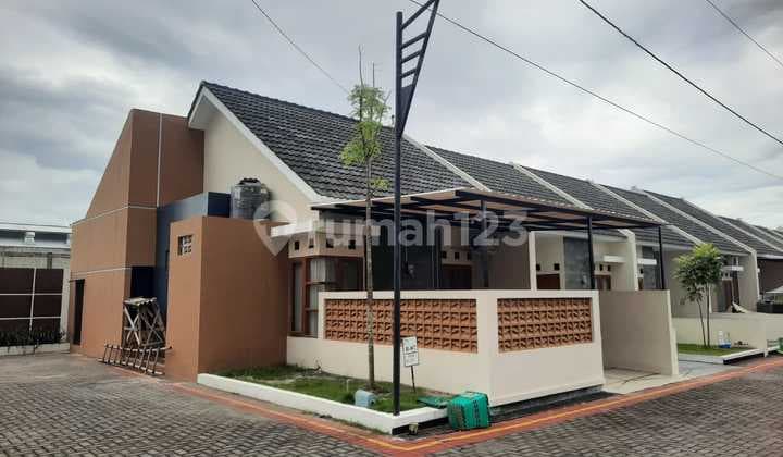Freehold Corner House Modern Minimalist Design 5 Minutes from Tugu Kartasura