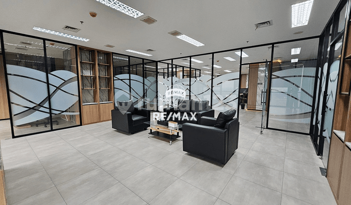 Disewakan Office Space dengan Interior Mewah Sudah Full Furnish di The Smith, Alam Sutera