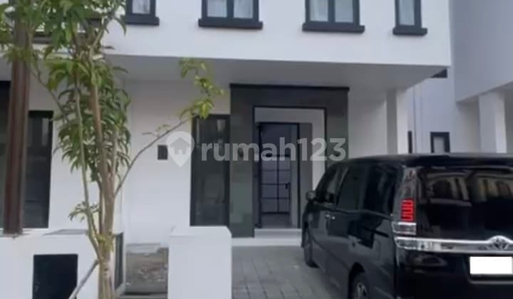 Disewakan Rumah 2 Lantai 3+1 Kamar Tidur Di Dian Istana Surabaya