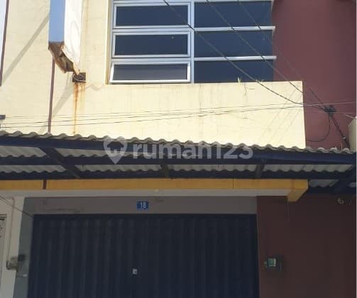 Strategic Ruko for Rent on Puri Jambangan Baru Street, Surabaya