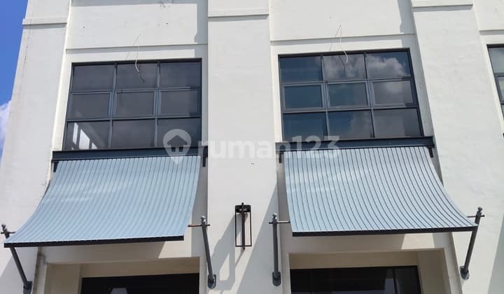 Ruko 2 Lantai Nego Row Jalan Sangat Lebar di Royal Residence