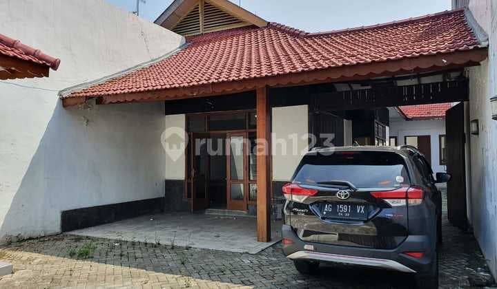 Negotiate for a House in Central Surabaya Suitable for Offices on Lusi Street