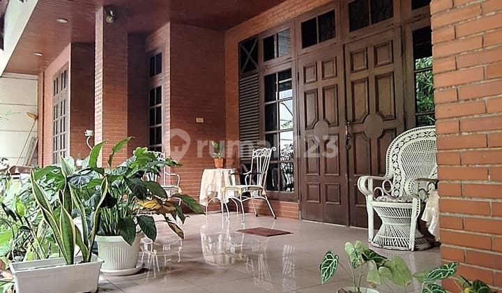 Cheapest Spacious House Interior with Swimming Pool Negotiable in Simo Gunung, Surabaya