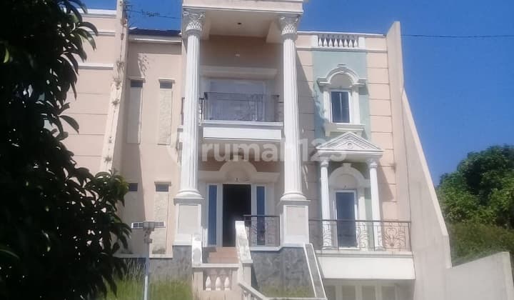 Rumah Mewah Dan Besar Di Lokasi Pinggir Jalan Bebas Banjir