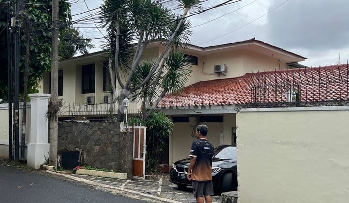 Sewa Rumah Mewah Posisi Hook Siap Huni Lokasi Strategis di Kemang, Jakarta Selatan