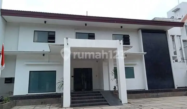 Ruko 3 Lantai dengan Basement Ada Lift dan Gudang di Kebayoran