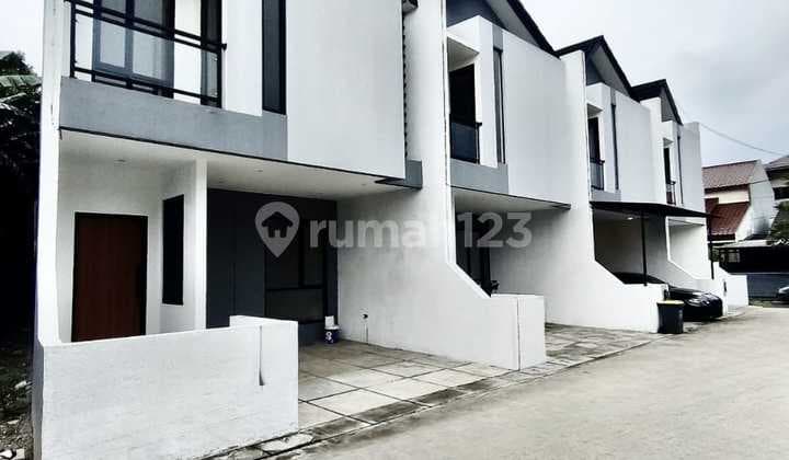 Dijual Rumah Mewah Minimalis 2Lt dengan Harga 1.350M