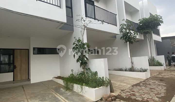 Rumah Baru 2 Lantai 900 Jtan di Ciracas Sekat LRT