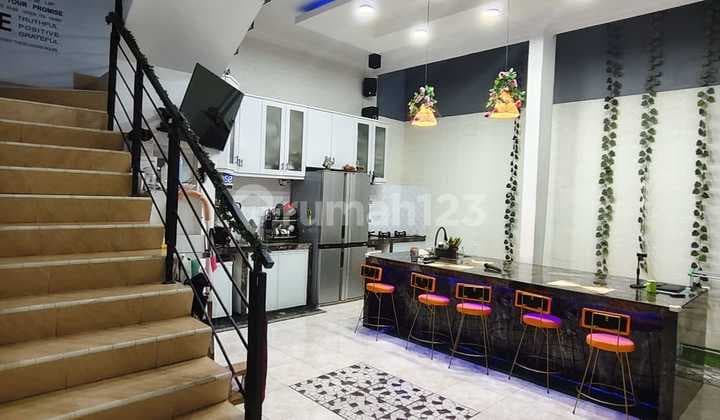 Jual. Rumah Sunter Siap Huni 3 Lantai 6 X 18 Rapi Minat ?