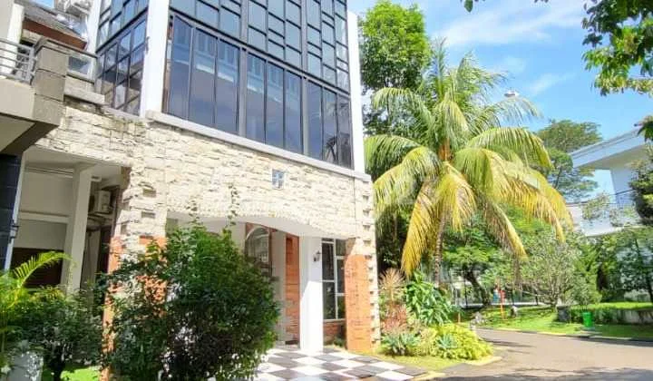 Rumah Hook Depan Taman Di Emerald Bintaro