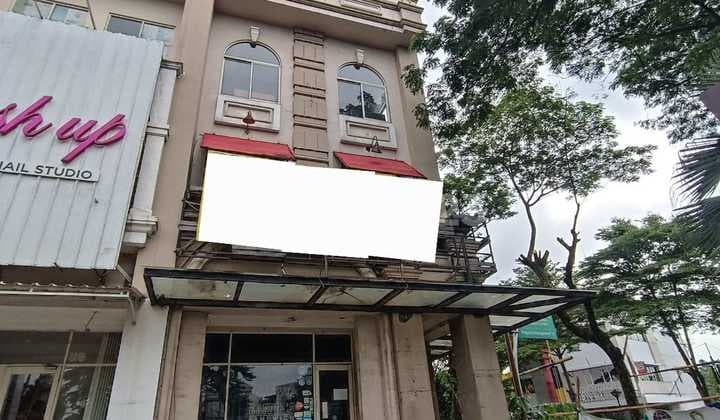 For Sale 3-Storey Hook-Shaped Shop House Galaxy