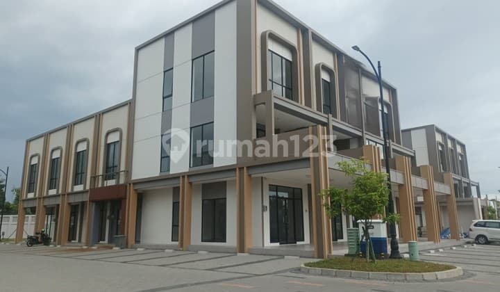 Three-Story Linked Shop House at Il Lagio Grande Gading Serpong