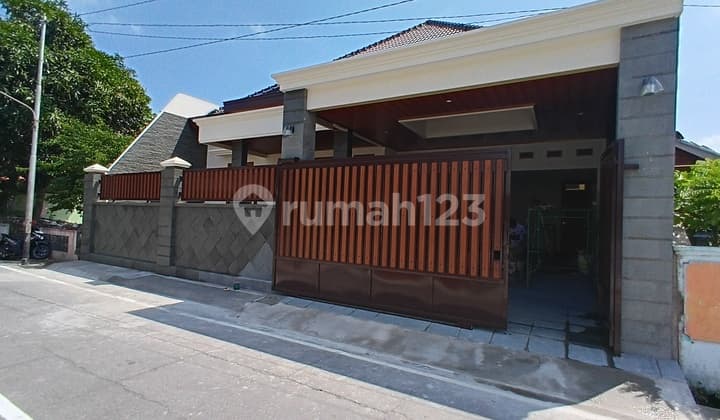 Rumah Mewah Baru 1 Lantai Design Klasik Luas Tanah ± 280 M² Lokasi Strategis Hanya 3 Menit Ke Stadion Manahan Solo Surakarta