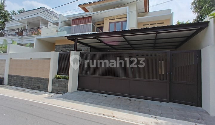 Rumah Baru Mewah Istimewa 2 Lantai Dekat Fave Hotel Manahan Solo